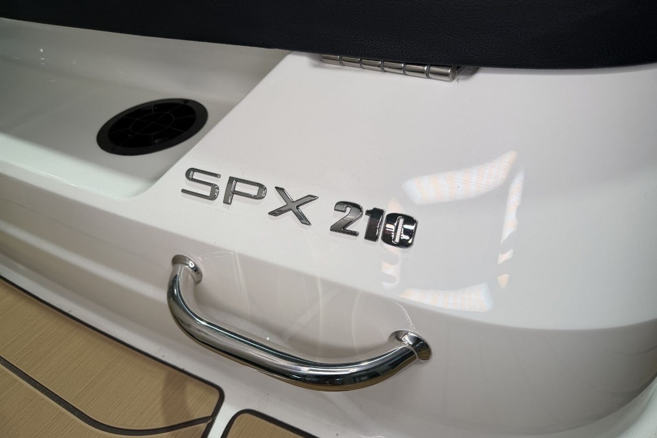 2026 Sea Ray SPX 210 Outboard 10