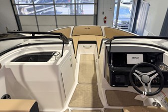 2026 Sea Ray SPX 210 Outboard 23