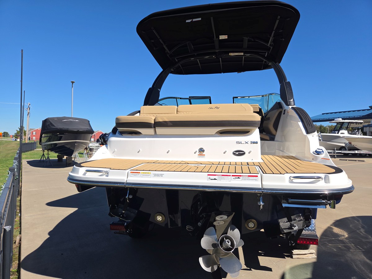 2027 Sea Ray SLX 260 6