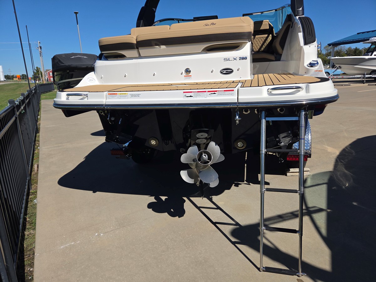 2027 Sea Ray SLX 260 10