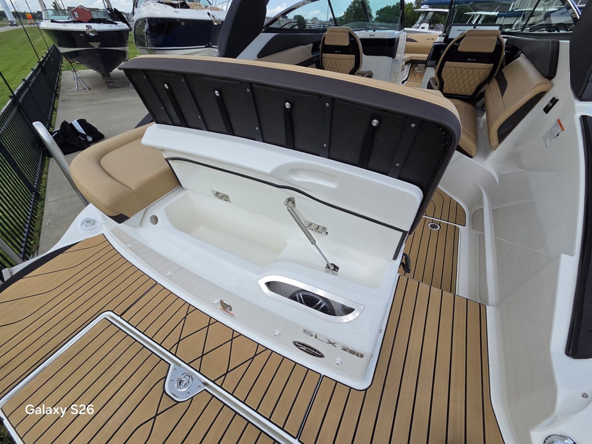 2027 Sea Ray SLX 260 18