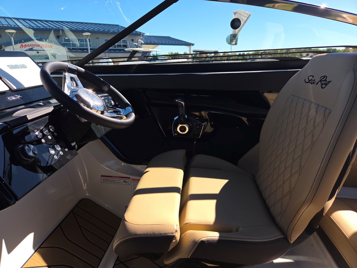 2027 Sea Ray SLX 260 24