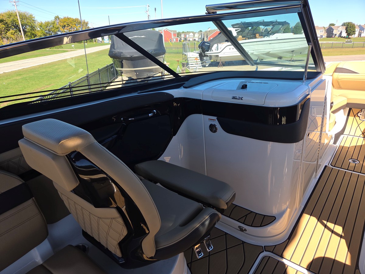 2027 Sea Ray SLX 260 25