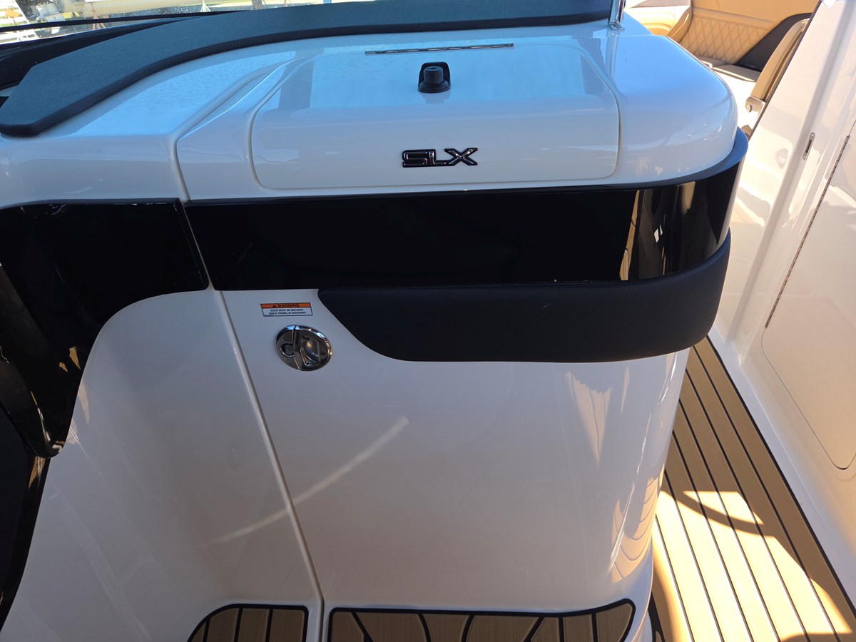 2027 Sea Ray SLX 260 27