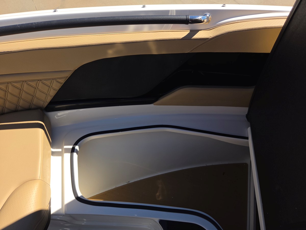 2027 Sea Ray SLX 260 35