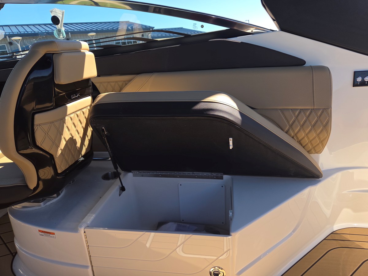 2027 Sea Ray SLX 260 43