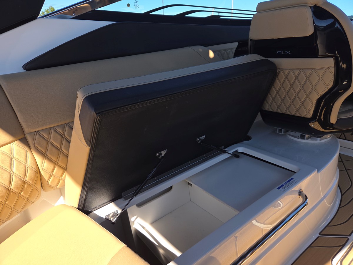 2027 Sea Ray SLX 260 46