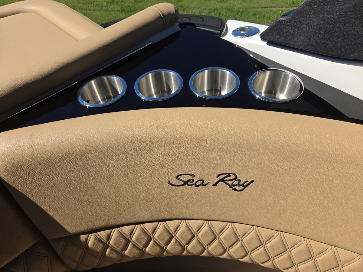 2027 Sea Ray SLX 260 47