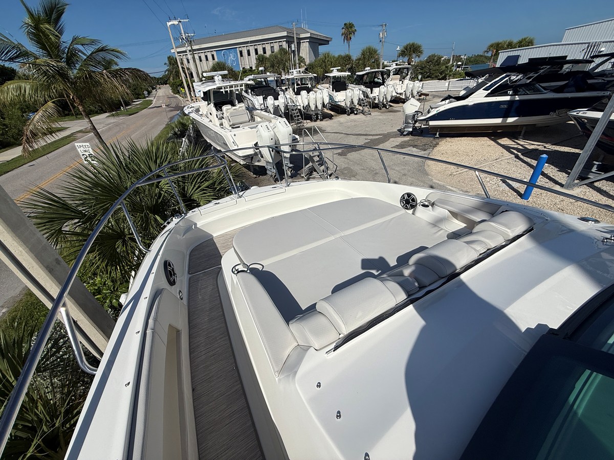 2027 Sea Ray Sundancer 320 Outboard 5