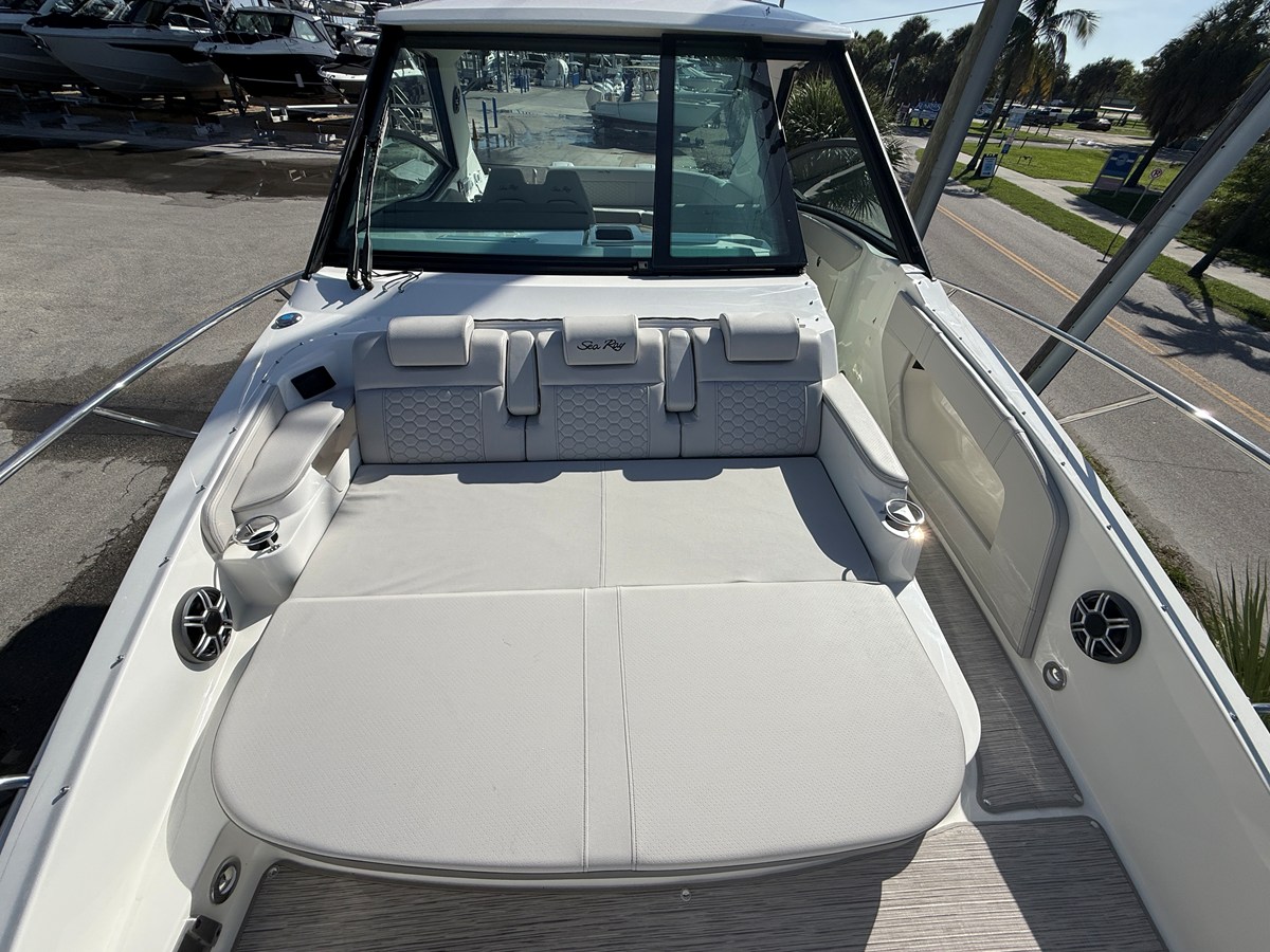 2027 Sea Ray Sundancer 320 Outboard 6