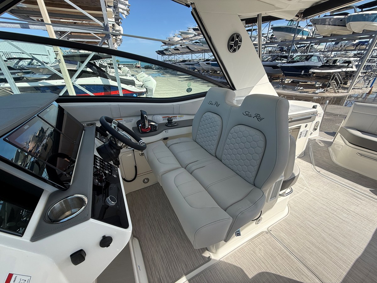 2027 Sea Ray Sundancer 320 Outboard 9