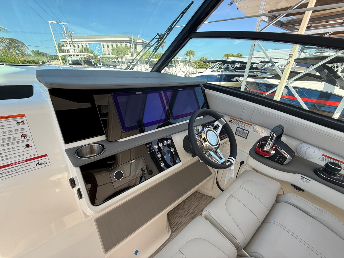 2027 Sea Ray Sundancer 320 Outboard 11