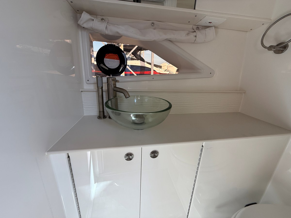 2027 Sea Ray Sundancer 320 Outboard 21