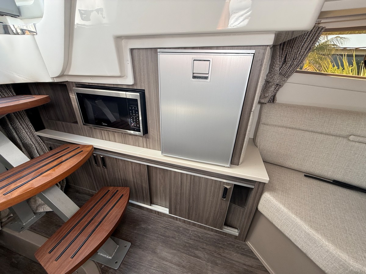 2027 Sea Ray Sundancer 320 Outboard 23