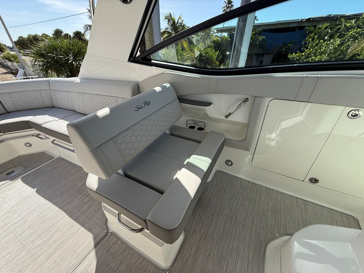 2027 Sea Ray Sundancer 320 Outboard 26