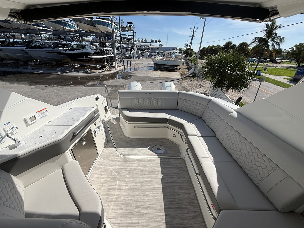 2027 Sea Ray Sundancer 320 Outboard 28