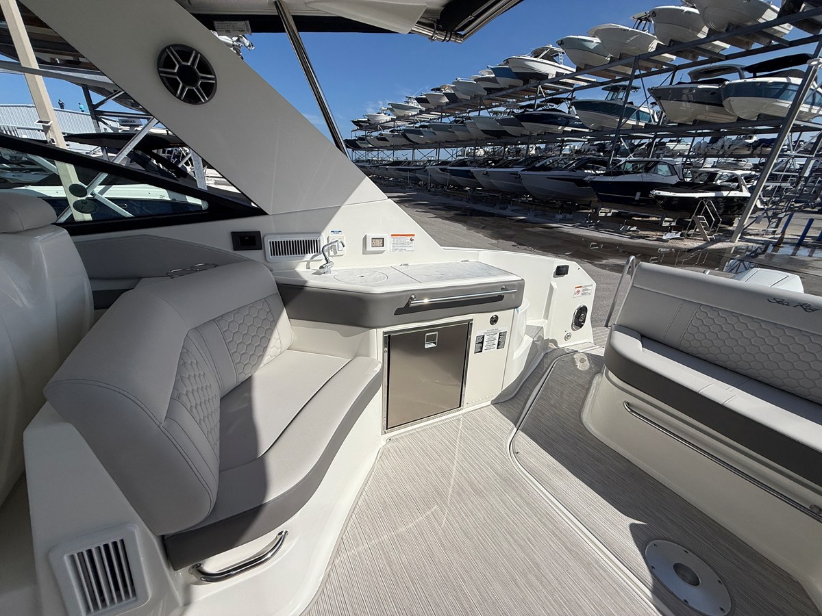2027 Sea Ray Sundancer 320 Outboard 29