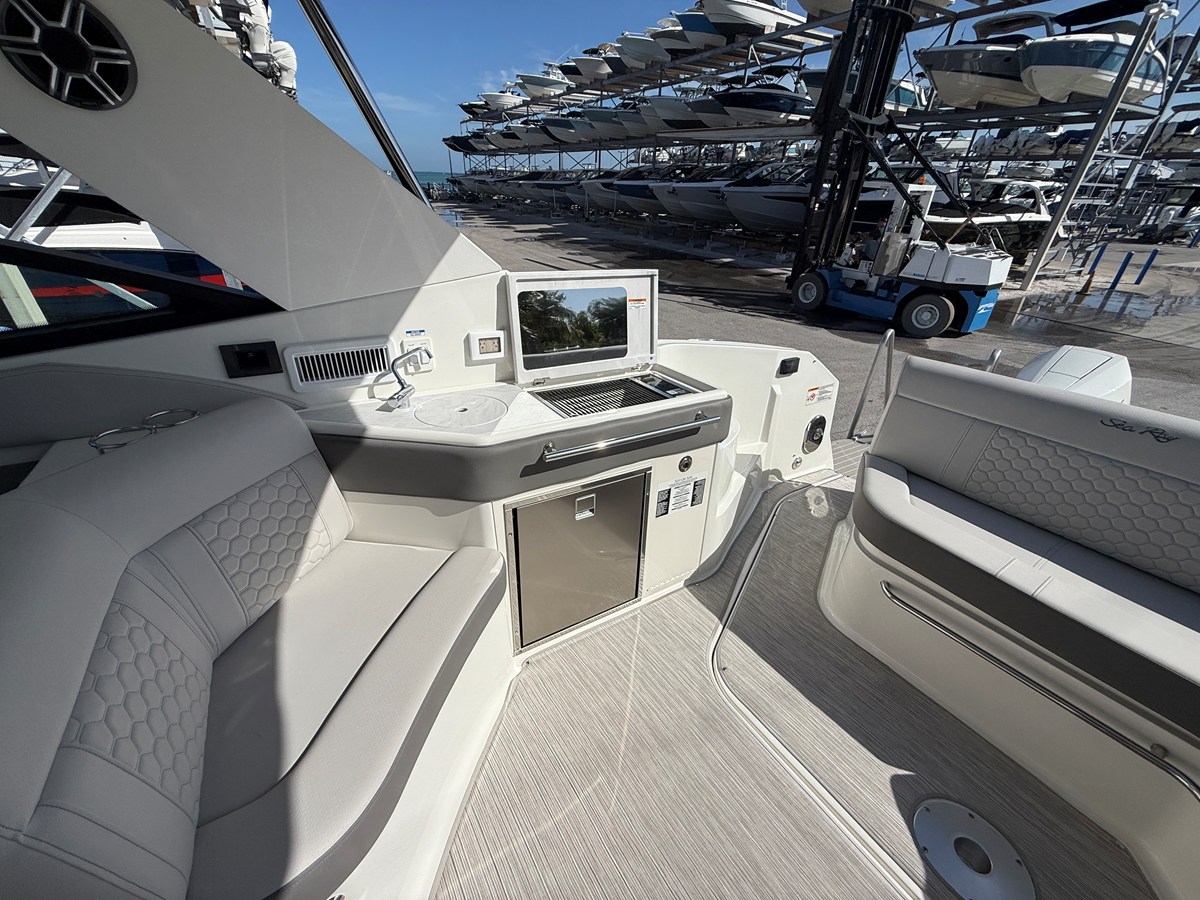 2027 Sea Ray Sundancer 320 Outboard 30