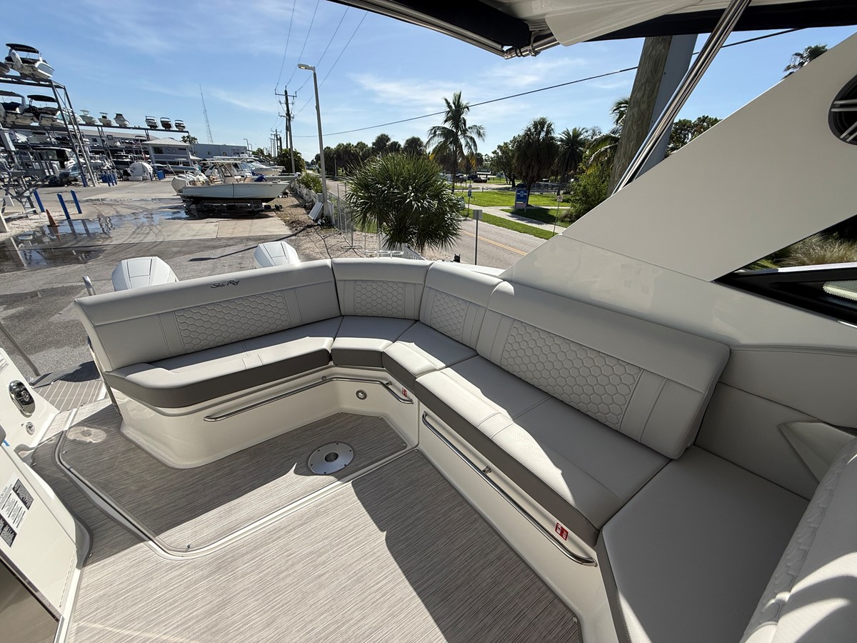 2027 Sea Ray Sundancer 320 Outboard 31