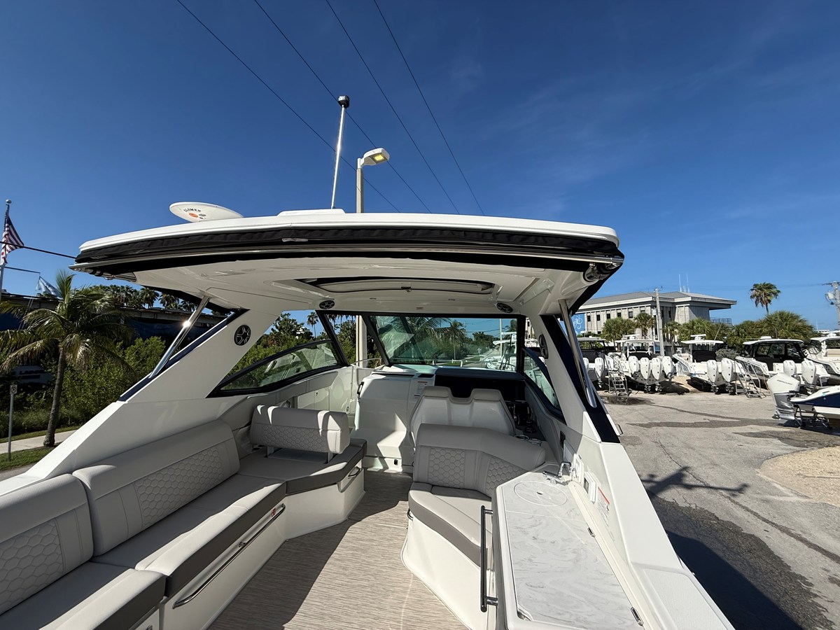 2027 Sea Ray Sundancer 320 Outboard 32
