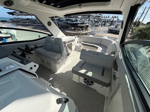 2027 Sea Ray Sundancer 320 Outboard 8