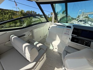 2027 Sea Ray Sundancer 320 Outboard 14