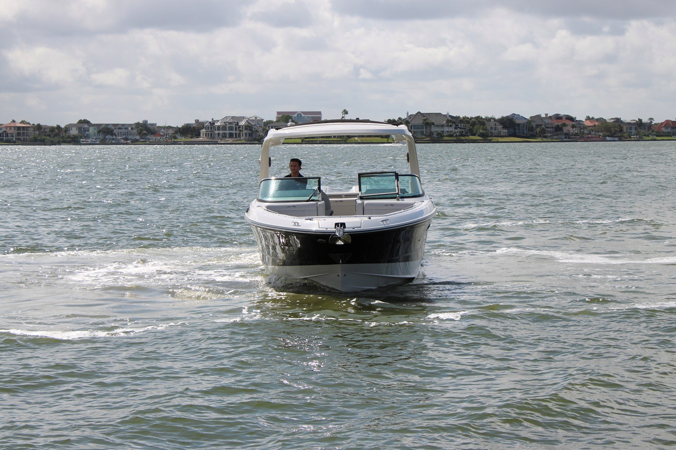 2027 Sea Ray SLX 310 Outboard 3