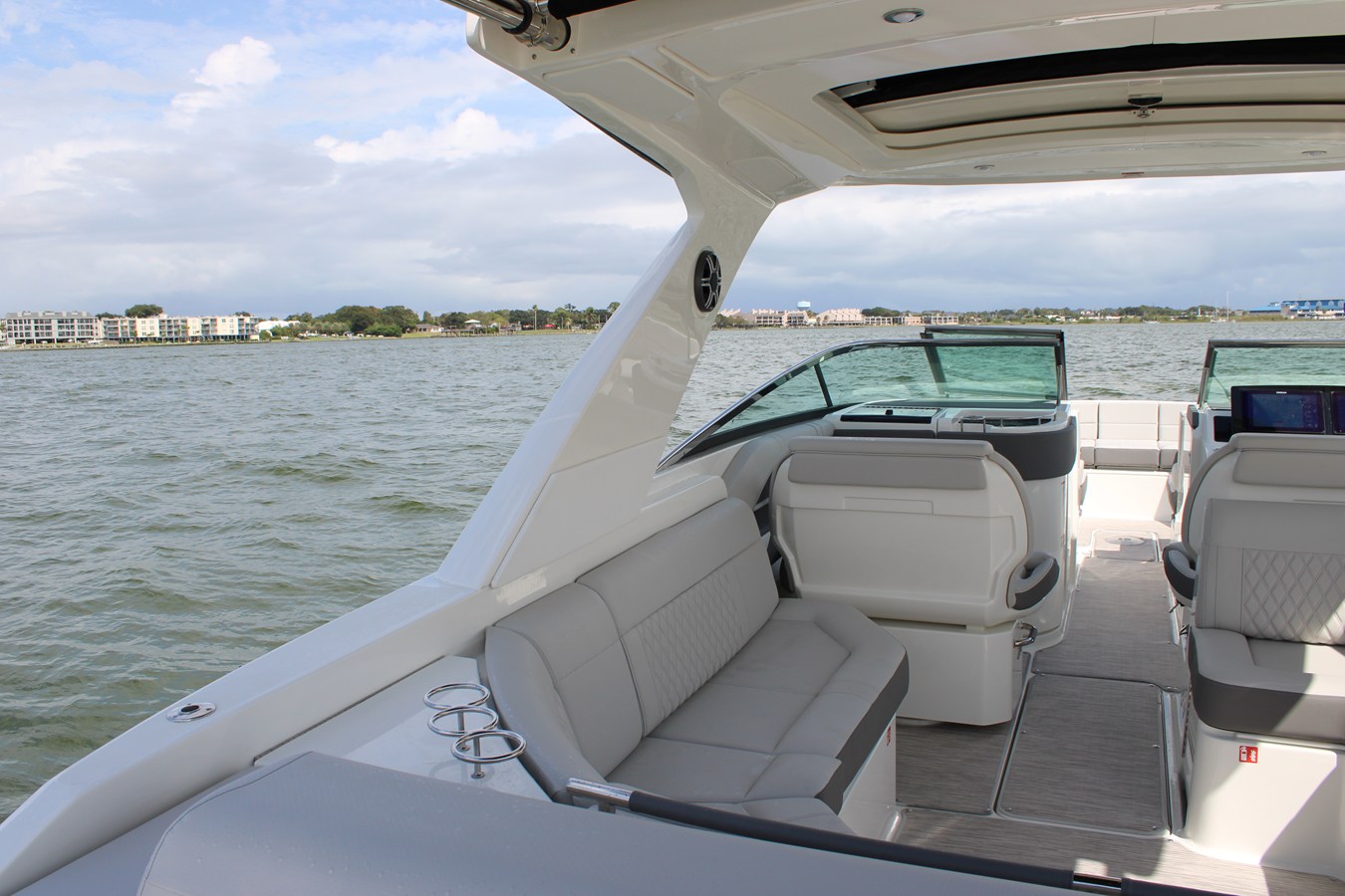 2027 Sea Ray SLX 310 Outboard 11