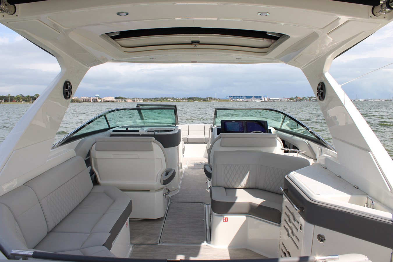 2027 Sea Ray SLX 310 Outboard 12