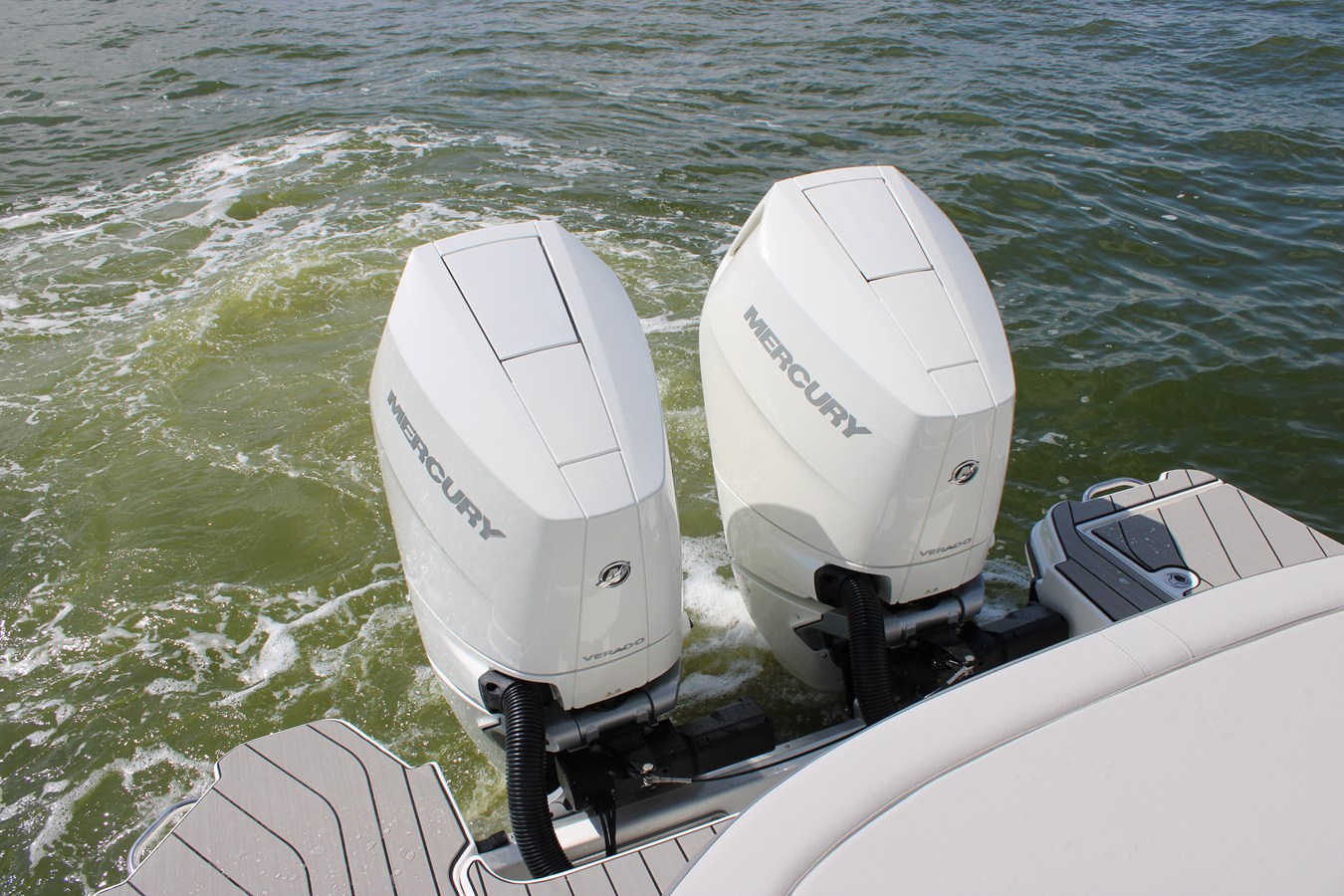 2027 Sea Ray SLX 310 Outboard 18