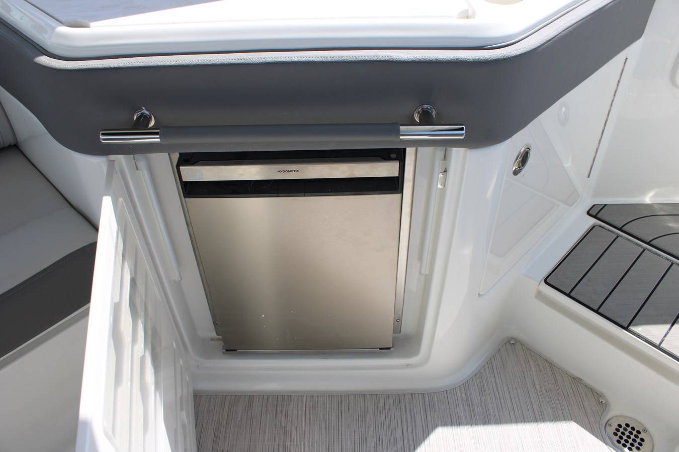 2027 Sea Ray SLX 310 Outboard 19