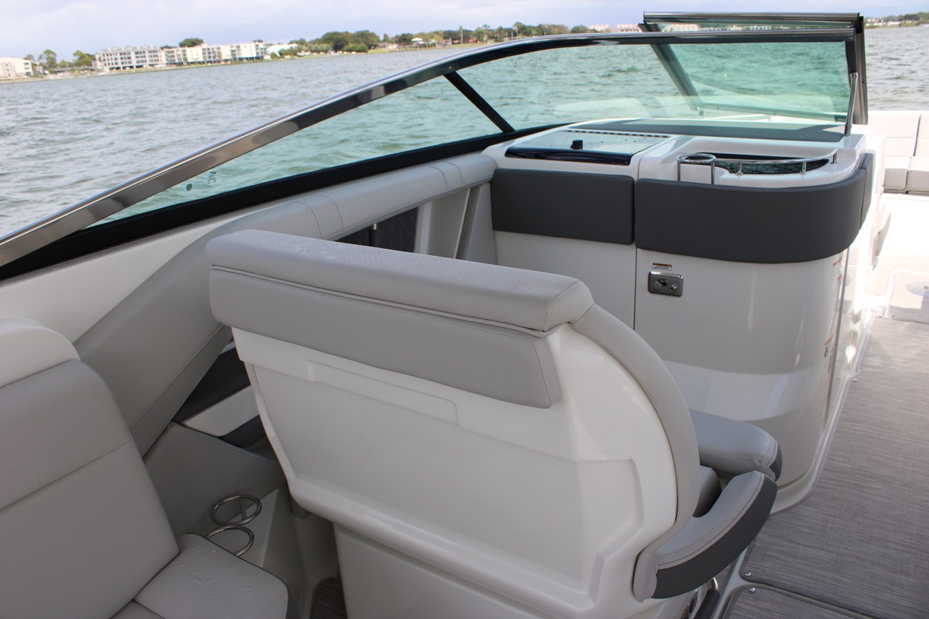 2027 Sea Ray SLX 310 Outboard 22