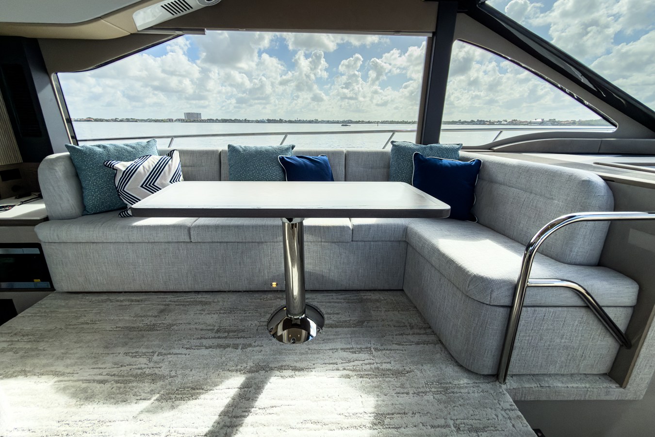 2026 Cruisers Yachts 50 FLY 30