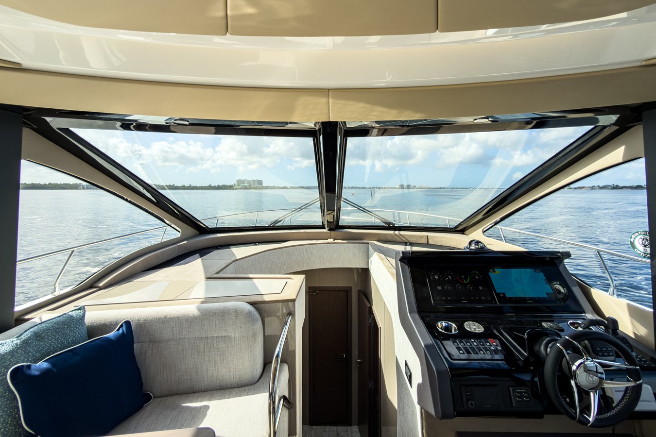 2026 Cruisers Yachts 50 FLY 32