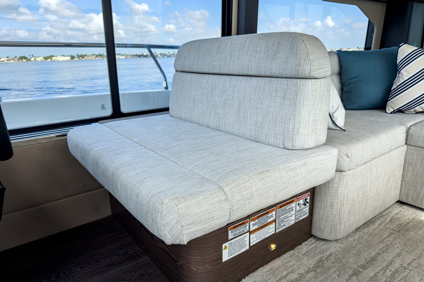 2026 Cruisers Yachts 50 FLY 33