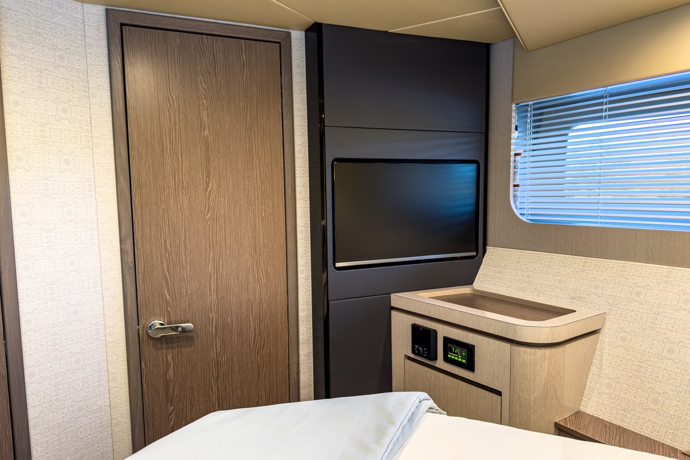 2026 Cruisers Yachts 50 FLY 44