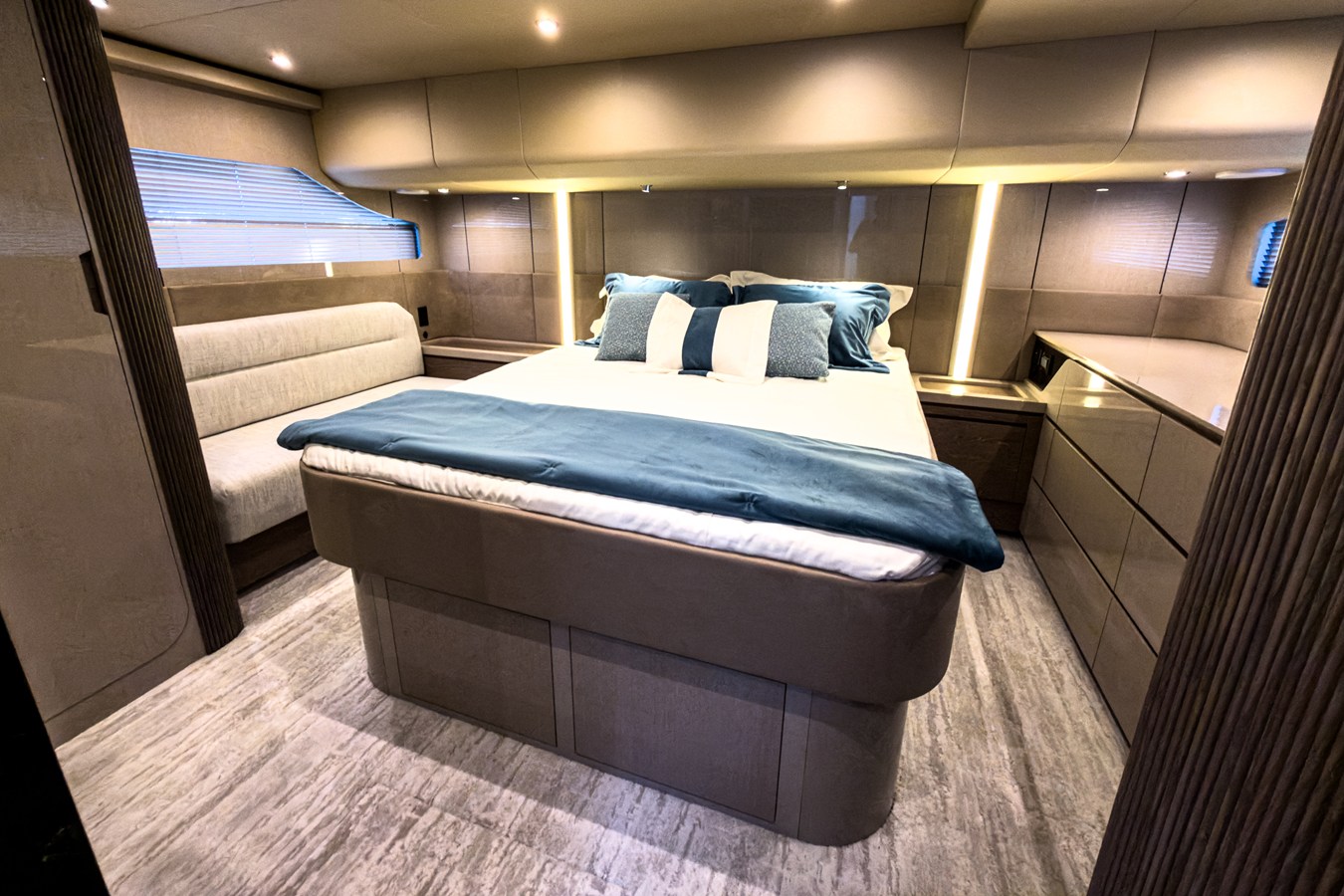 2026 Cruisers Yachts 50 FLY 49