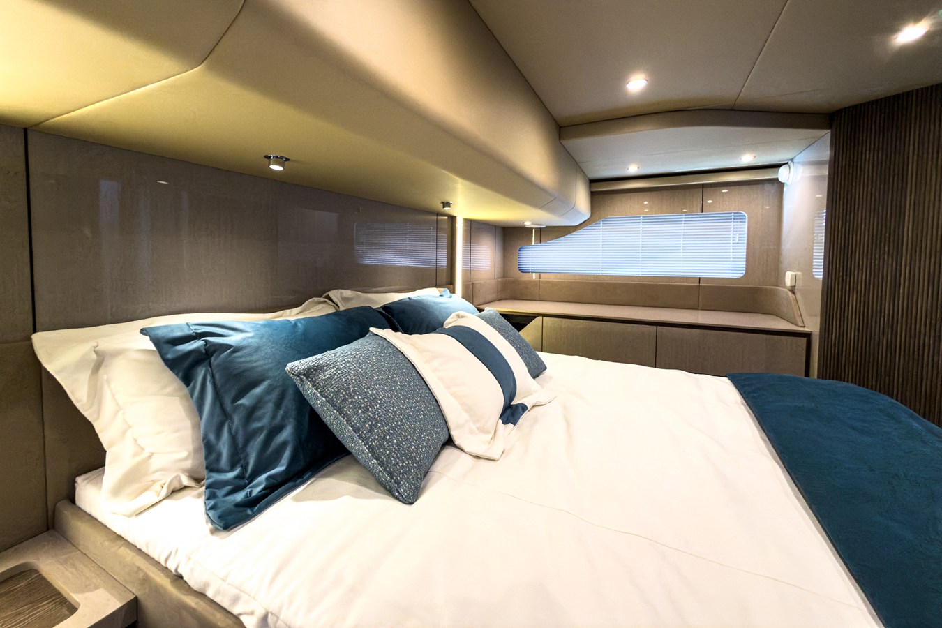 2026 Cruisers Yachts 50 FLY 54