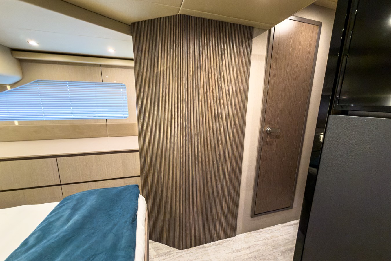 2026 Cruisers Yachts 50 FLY 56