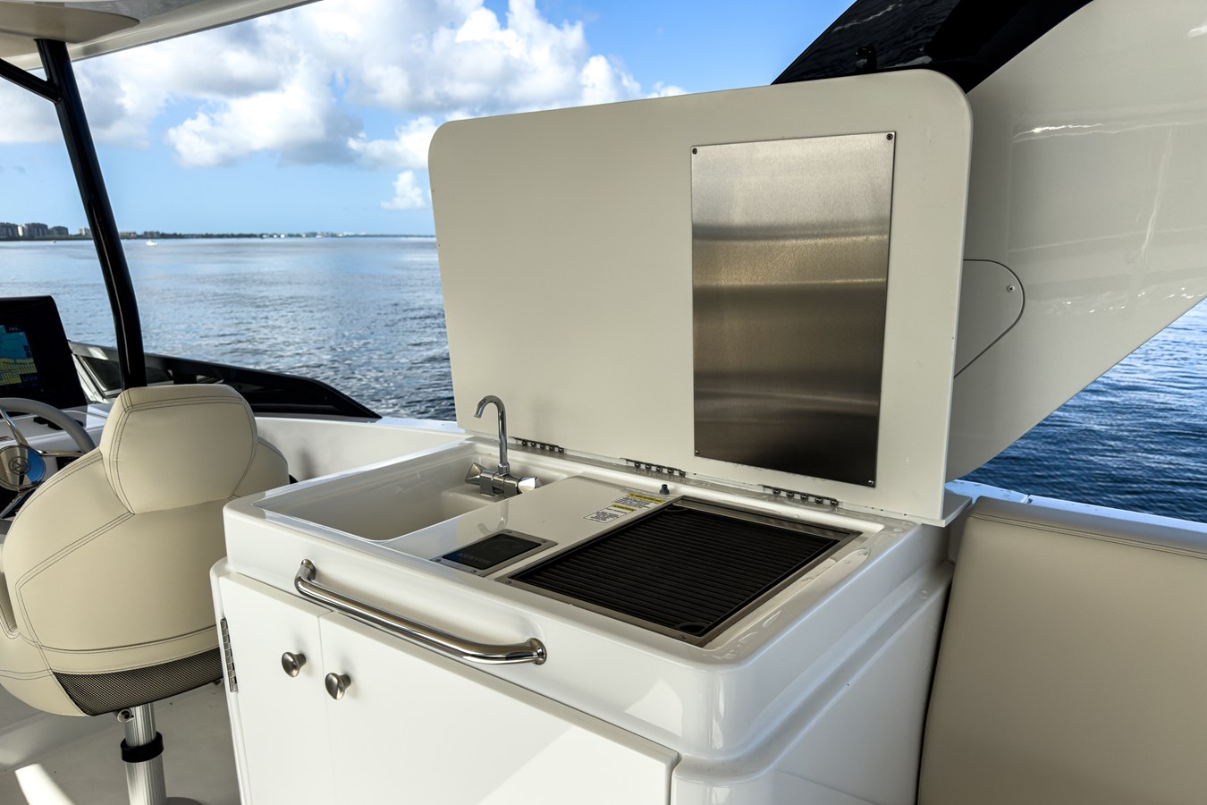 2026 Cruisers Yachts 50 FLY 71