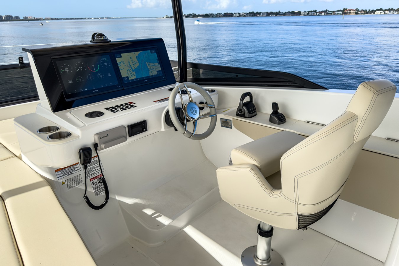 2026 Cruisers Yachts 50 FLY 74
