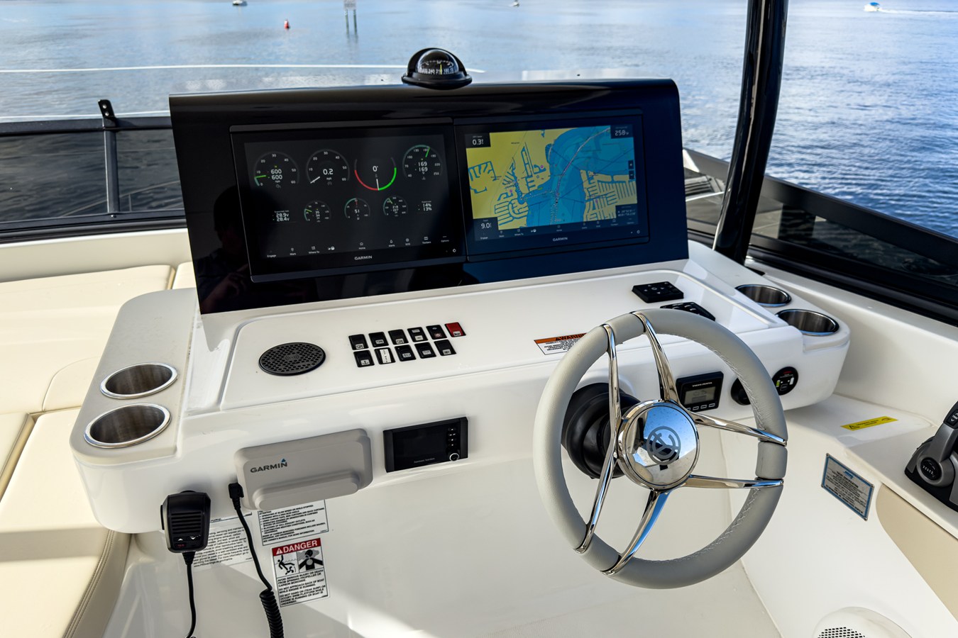 2026 Cruisers Yachts 50 FLY 75