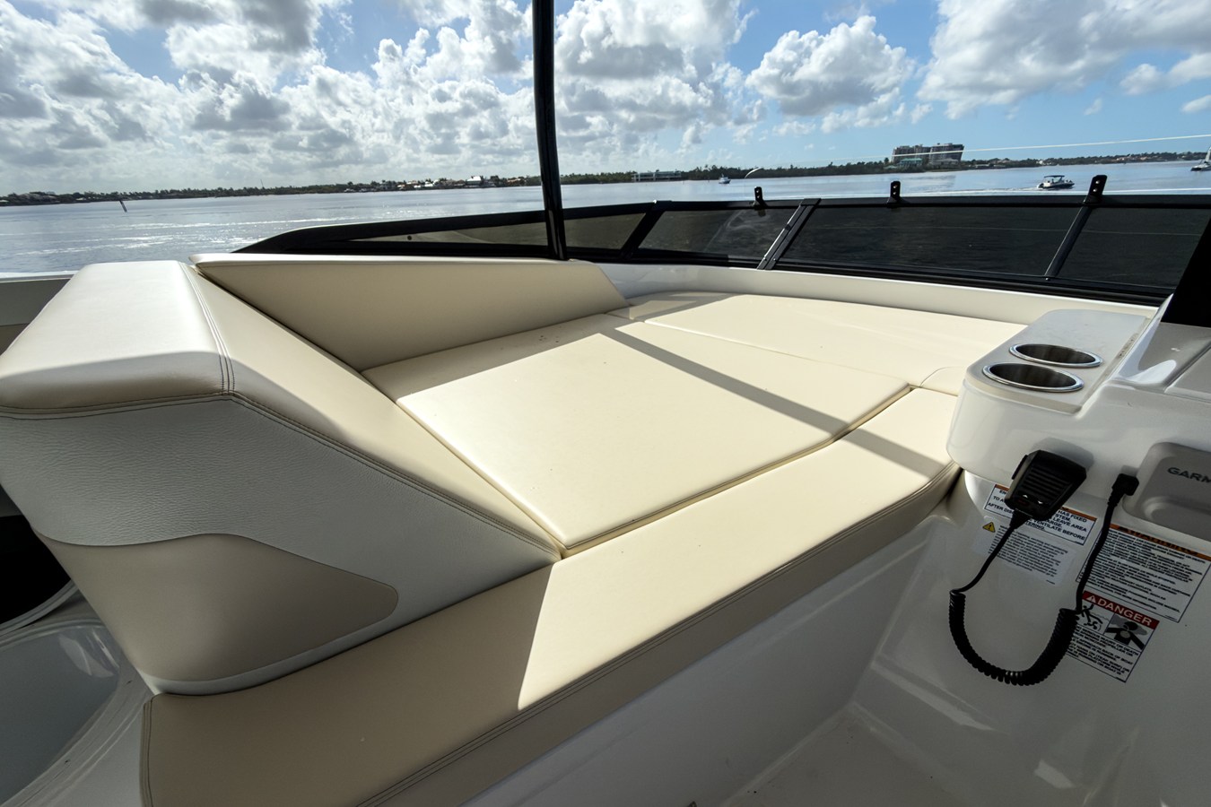 2026 Cruisers Yachts 50 FLY 77