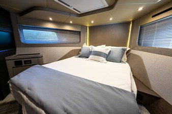 2026 Cruisers Yachts 50 FLY 39