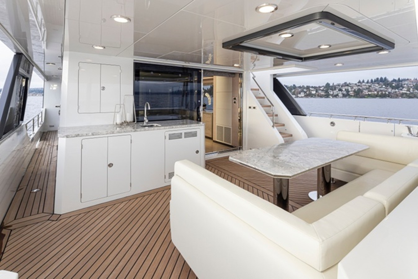 2027 Ocean Alexander 27R 15