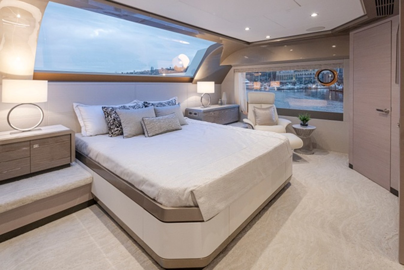 2027 Ocean Alexander 27R 56