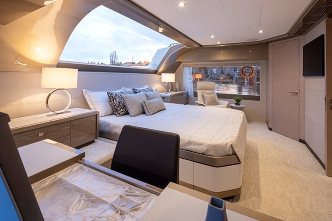 2027 Ocean Alexander 27R 57