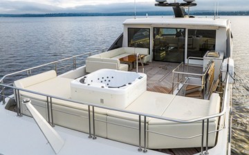 2027 Ocean Alexander 27R 11