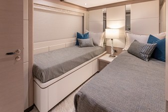 2027 Ocean Alexander 27R 70