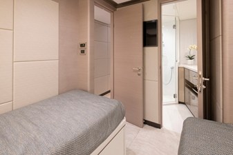 2027 Ocean Alexander 27R 72